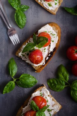 Pişmiş domates ekmek peynir yayıldı