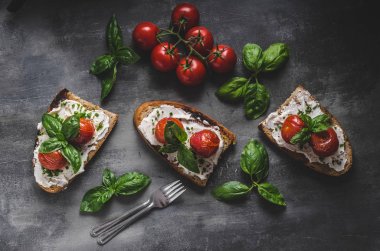 Pişmiş domates ekmek peynir yayıldı