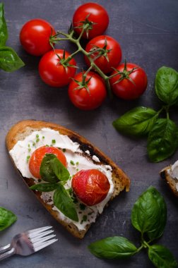 Pişmiş domates ekmek peynir yayıldı