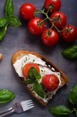 Pişmiş domates ekmek peynir yayıldı