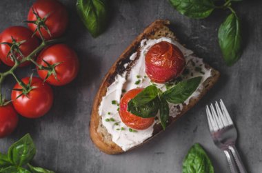 Pişmiş domates ekmek peynir yayıldı