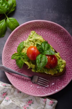 Avokado ile pişmiş domates ekmek yaymak