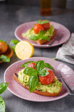 Avokado ile pişmiş domates ekmek yaymak