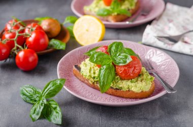 Avokado ile pişmiş domates ekmek yaymak