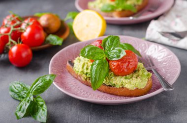 Avokado ile pişmiş domates ekmek yaymak