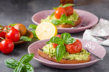 Avokado ile pişmiş domates ekmek yaymak