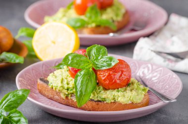 Avokado ile pişmiş domates ekmek yaymak