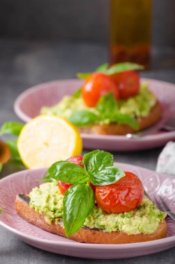 Avokado ile pişmiş domates ekmek yaymak