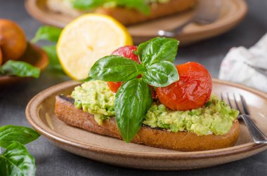 Avokado ile pişmiş domates ekmek yaymak