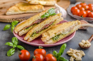 Pesto peynirli sandviç