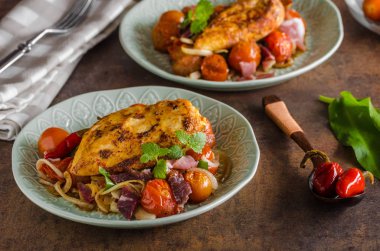 Kavrulmuş sebze ile ızgara tavuk biftek