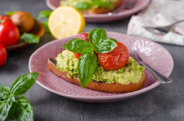 Avokado ile pişmiş domates ekmek yaymak