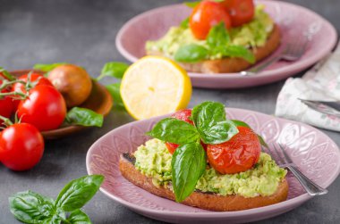 Avokado ile pişmiş domates ekmek yaymak