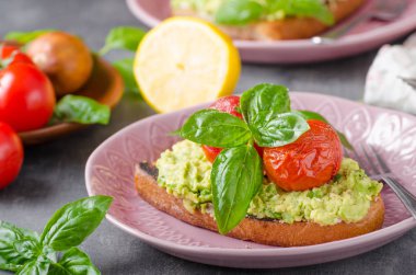 Avokado ile pişmiş domates ekmek yaymak