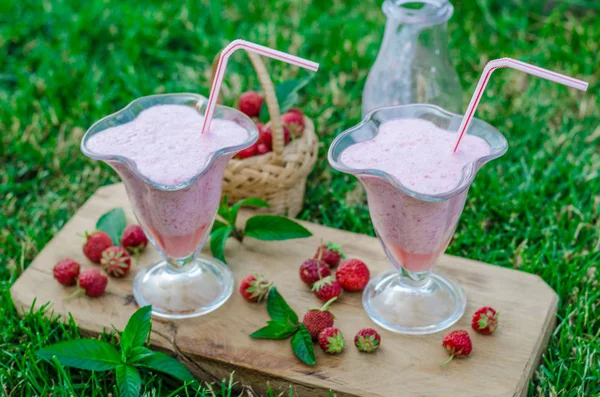 Strawberrie smoothie kívül nyári — Stock Fotó