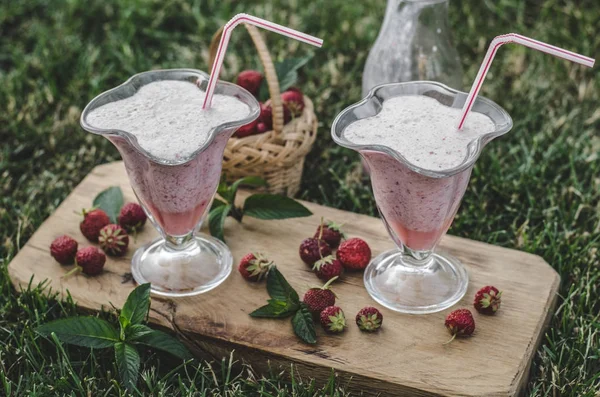 Strawberrie smoothie kívül nyári — Stock Fotó