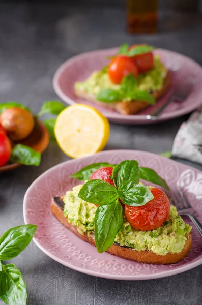 Aguacate untar el pan con tomate al horno — Foto de Stock