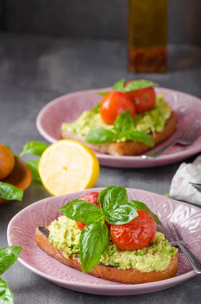 Abacate espalhar pão com tomate assado — Fotografia de Stock