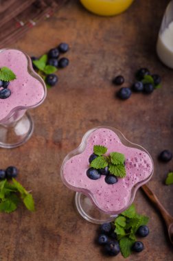 Çilek milkshake güler yüzlü