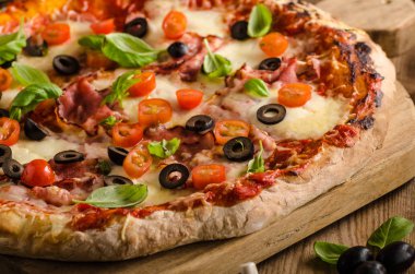 Rustik pizza domates, peynir, salam