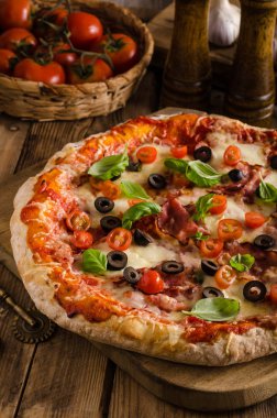 Rustik pizza domates, peynir, salam