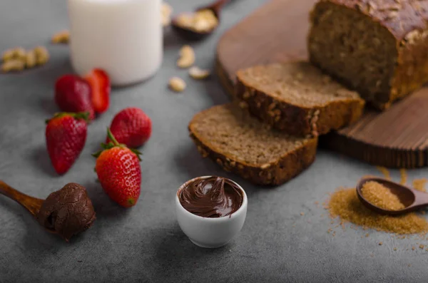 Nutella menyebar dengan roti gandum utuh — Stok Foto