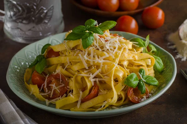 Pasta semolina with tomatoes and parmesan cheese — Stock Photo, Image