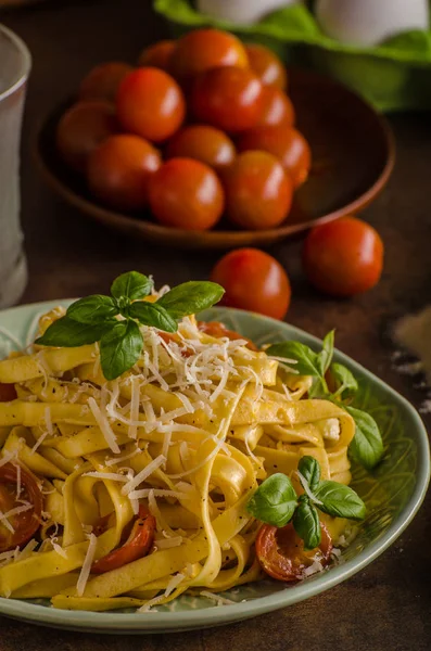 Semola di pasta con pomodori e parmigiano — Foto Stock