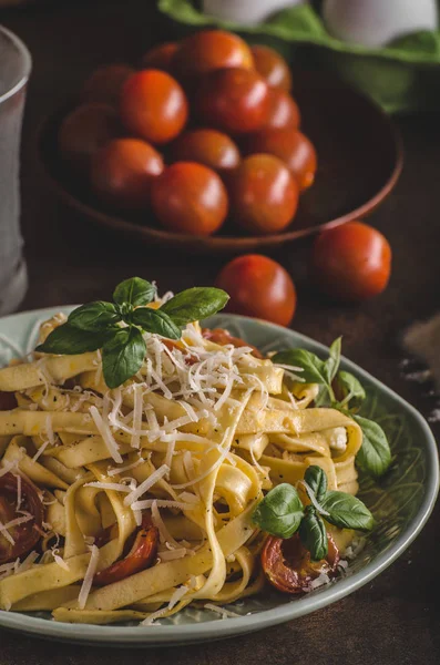 Sémola de pasta con tomates y queso parmesano — Foto de Stock