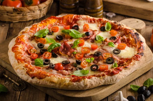 Rustikální pizza s rajčaty, sýr, salám — Stock fotografie