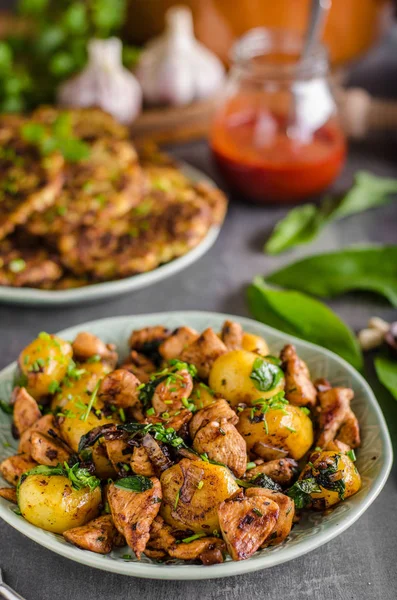 Panquecas de batata, frango frito com batatas — Fotografia de Stock