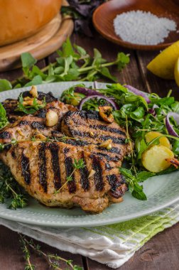 Izgara domuz pirzola marul salatası ile