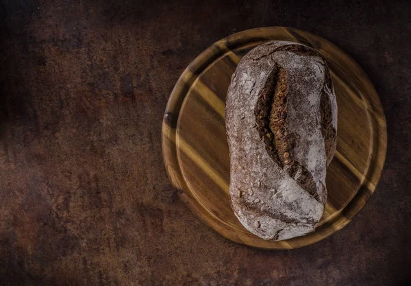 Целый деревенский хлеб — стоковое фото