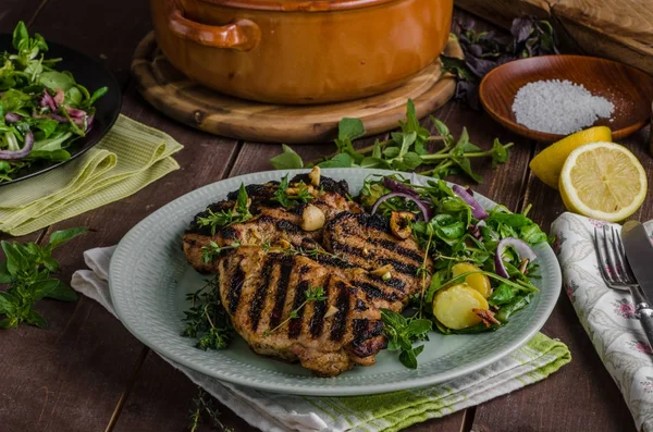 Chuletas de cerdo a la parrilla con ensalada de lechuga —  Fotos de Stock