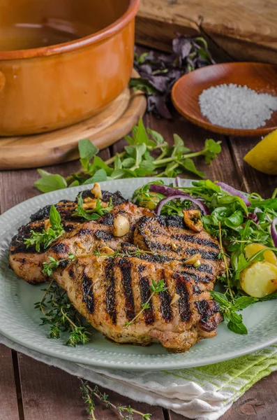 Chuletas de cerdo a la parrilla con ensalada de lechuga —  Fotos de Stock