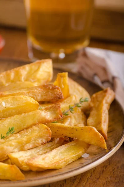 Batatas fritas caseiras com ketchup orgânico — Fotografia de Stock