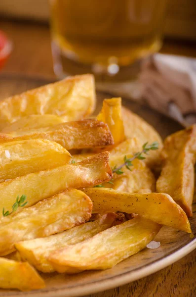 Zelfgemaakte frietjes met organische ketchup — Stockfoto