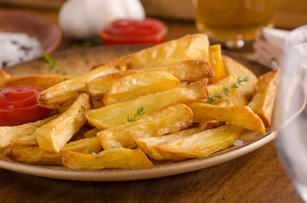 Домашня картопля фрі з органічним кетчупом — стокове фото