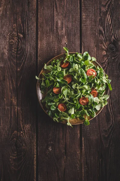 Lamb lettuce salad, tomatoes and herbs — Stock Photo, Image