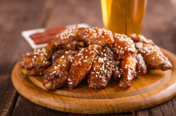 Asas de frango grelhadas com molho picante — Fotografia de Stock