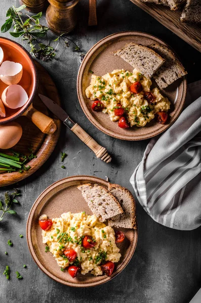 Scrambled eggs with herbs — Stock Photo, Image