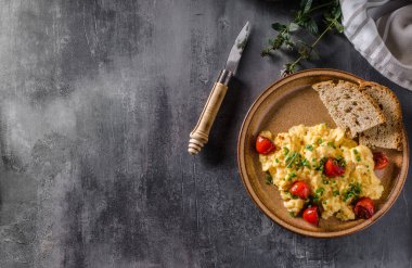 sahanda yumurta otlar ile