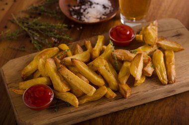 Organik ketçap ile ev yapımı patates kızartması