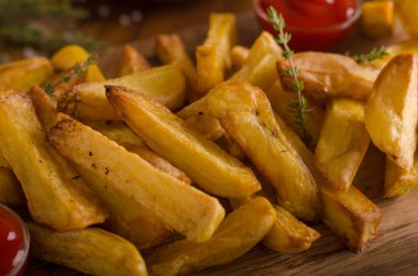 Organik ketçap ile ev yapımı patates kızartması