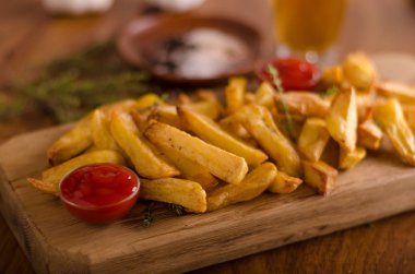 Organik ketçap ile ev yapımı patates kızartması