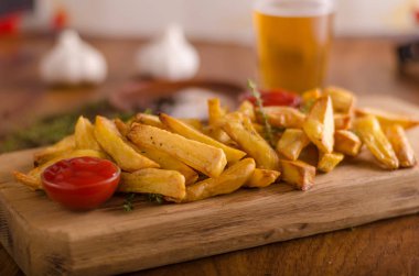 Organik ketçap ile ev yapımı patates kızartması