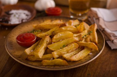 Organik ketçap ile ev yapımı patates kızartması