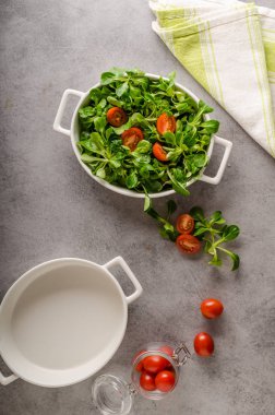 Kuzu marul salatası, domates ve otlar