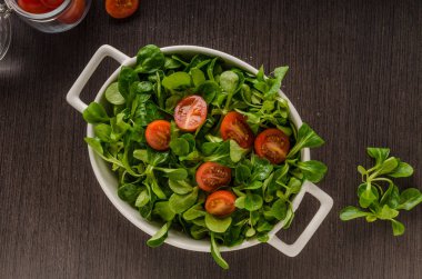 Kuzu marul salatası, domates ve otlar