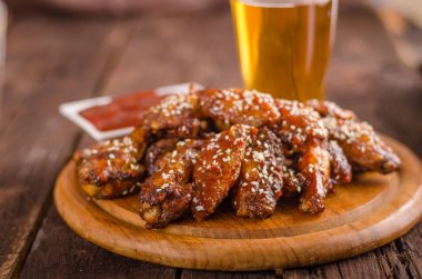 Acı sos ızgara tavuk kanatları